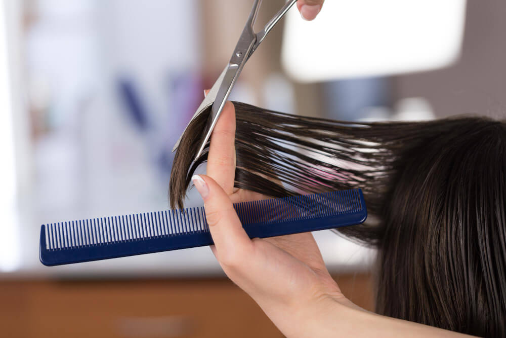 Mito ou verdade: cortar as pontas do cabelo faz ele crescer mais rápido?